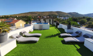 Pool and sunbathing on the roof